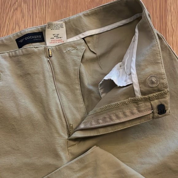 Dockers Women's Stretch Vintage Khaki Pants Size 6 Short - Picture 4 of 5